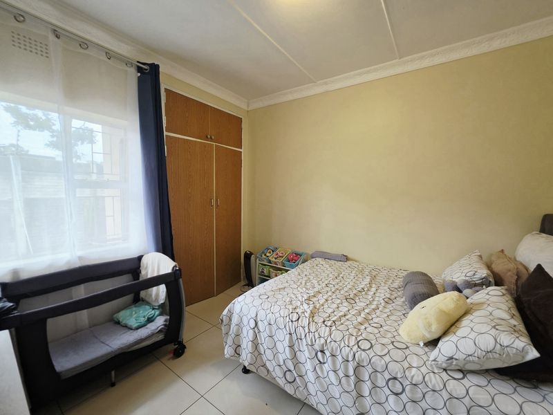 Spacious Family Home with Income-Generating Flatlet - Photo 8