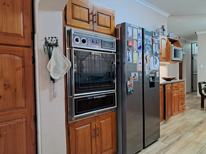 Spacious Family Home with Flat, Pool & Exceptional Entertainment Areas - Photo 3