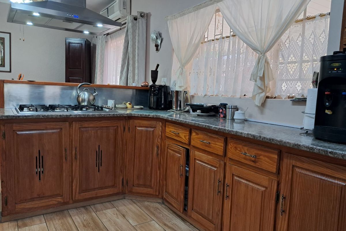 Spacious Family Home with Flat, Pool & Exceptional Entertainment Areas - Photo 2