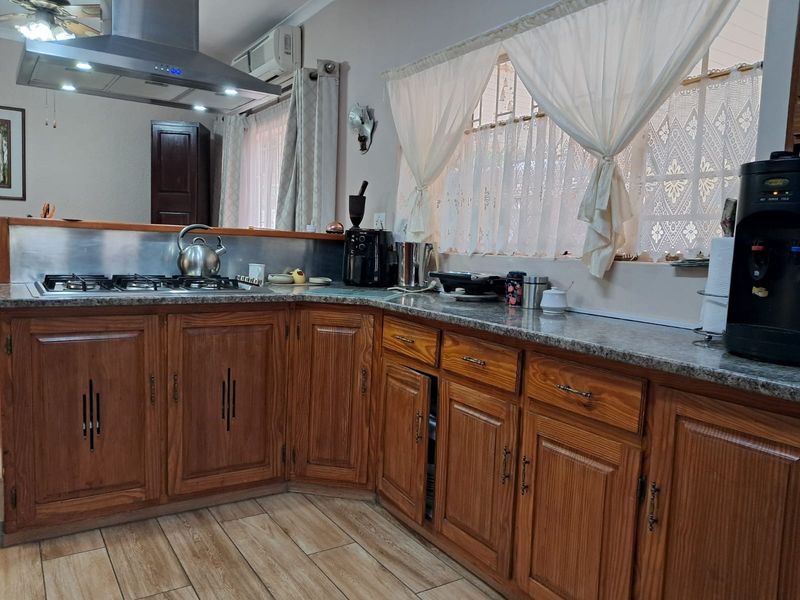 Spacious Family Home with Flat, Pool & Exceptional Entertainment Areas - Photo 2