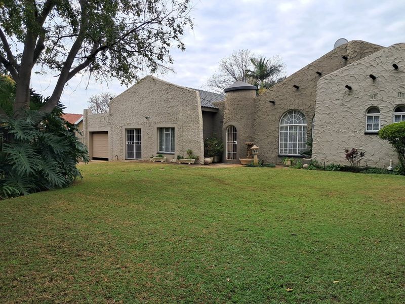 Spacious Family Home with Flat, Pool & Exceptional Entertainment Areas - Photo 1