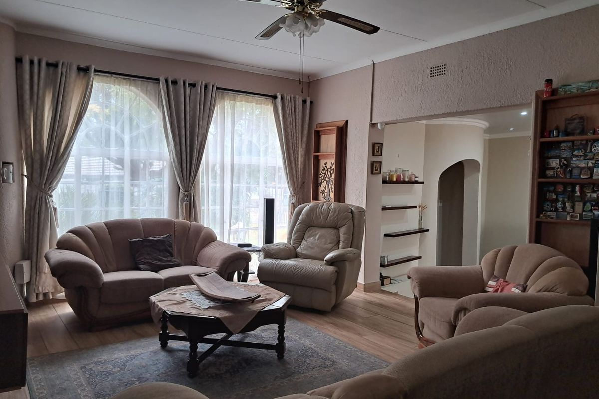 Spacious Family Home with Flat, Pool & Exceptional Entertainment Areas - Photo 5