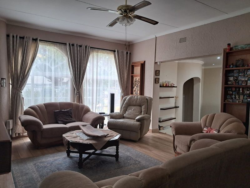 Spacious Family Home with Flat, Pool & Exceptional Entertainment Areas - Photo 5