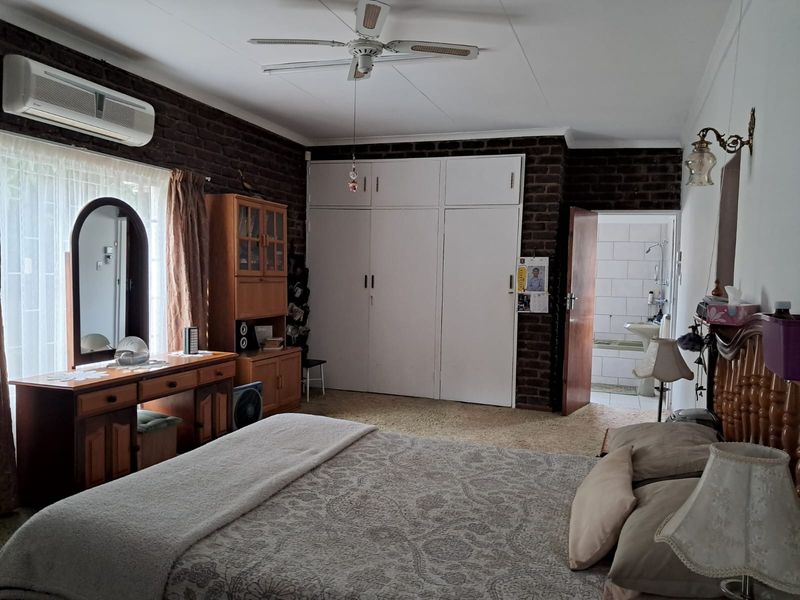 Spacious Family Home with Flat, Pool & Exceptional Entertainment Areas - Photo 9
