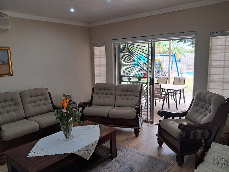 Spacious Family Home with Flat, Pool & Exceptional Entertainment Areas - Photo 7