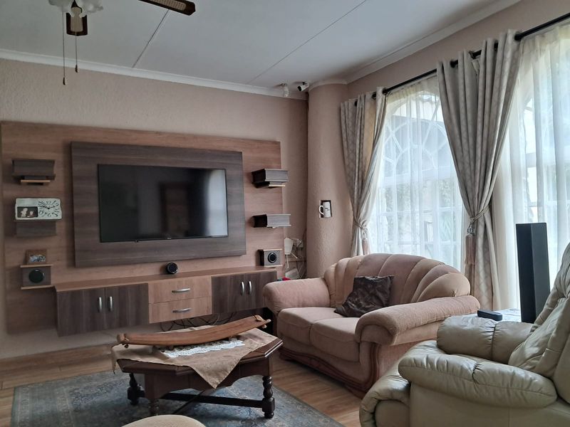 Spacious Family Home with Flat, Pool & Exceptional Entertainment Areas - Photo 6