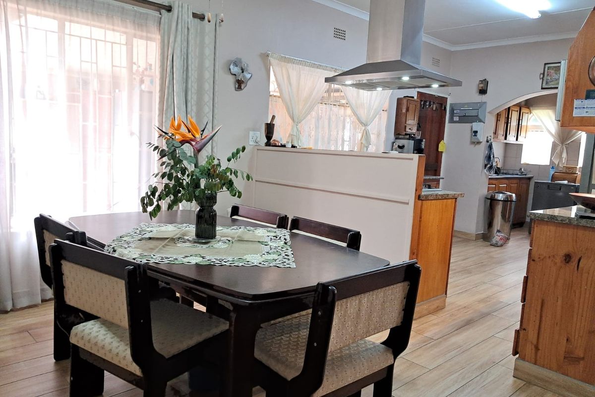 Spacious Family Home with Flat, Pool & Exceptional Entertainment Areas - Photo 4