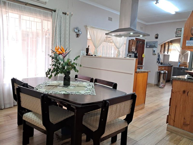 Spacious Family Home with Flat, Pool & Exceptional Entertainment Areas - Photo 4