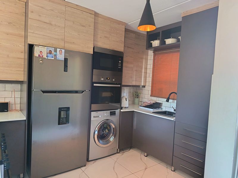 Well-Maintained 3-Bedroom Apartment – Move-In Ready - Photo 2
