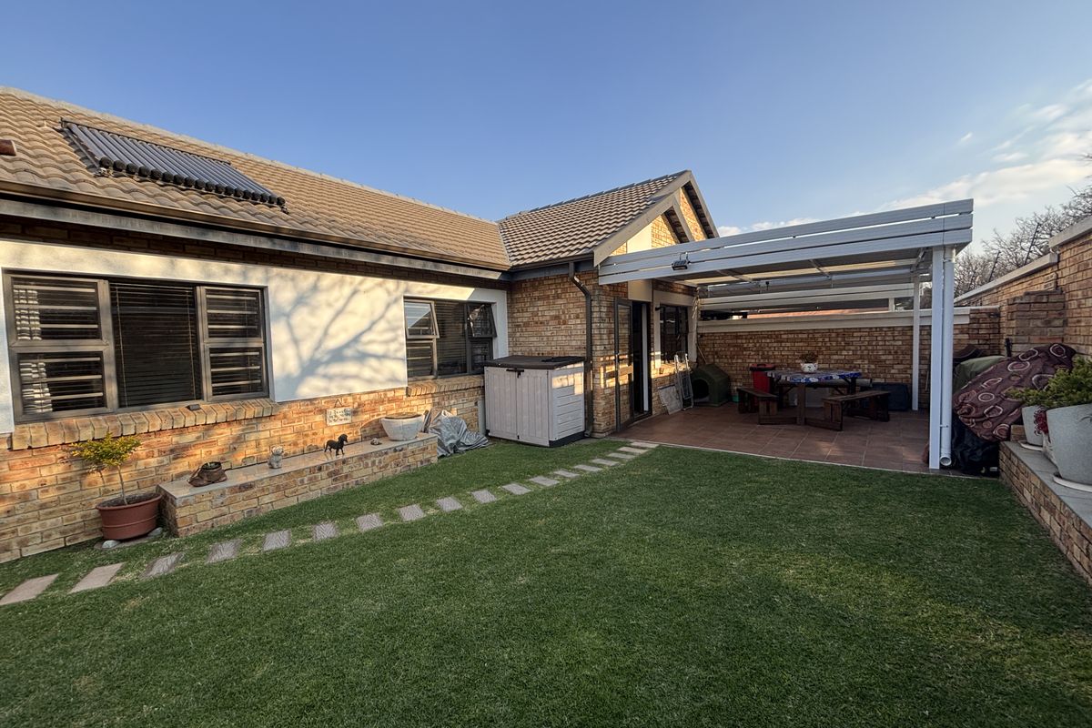 Charming 3-bedroom simplex for sale in Beyers Park, Boksburg—perfect for families seeking comfort! - Photo 3