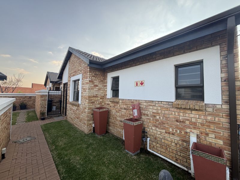 Charming 3-bedroom simplex for sale in Beyers Park, Boksburg—perfect for families seeking comfort! - Photo 1