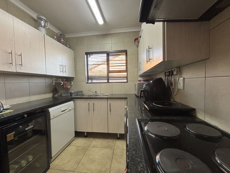 Charming 3-bedroom simplex for sale in Beyers Park, Boksburg—perfect for families seeking comfort! - Photo 10