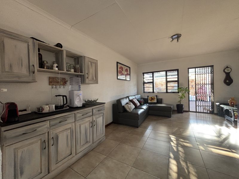 Charming 3-bedroom simplex for sale in Beyers Park, Boksburg—perfect for families seeking comfort! - Photo 9