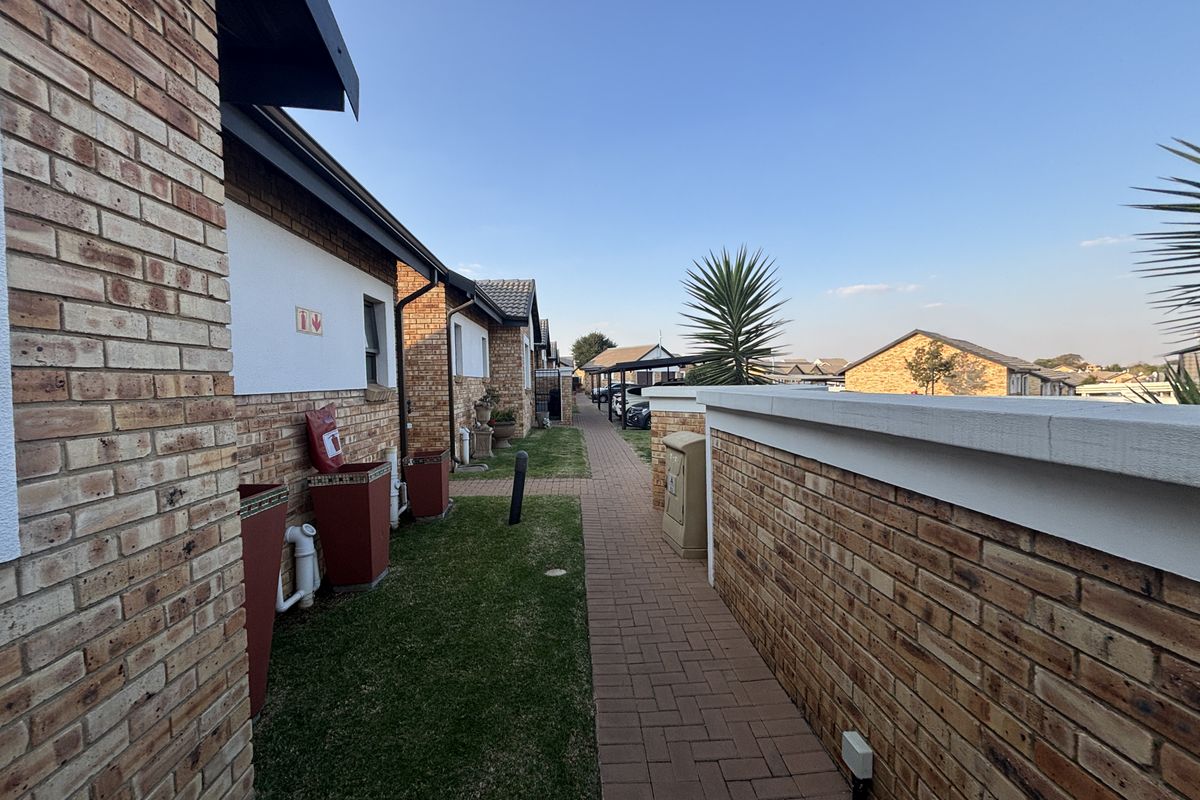 Charming 3-bedroom simplex for sale in Beyers Park, Boksburg—perfect for families seeking comfort! - Photo 2