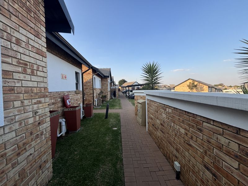 Charming 3-bedroom simplex for sale in Beyers Park, Boksburg—perfect for families seeking comfort! - Photo 2
