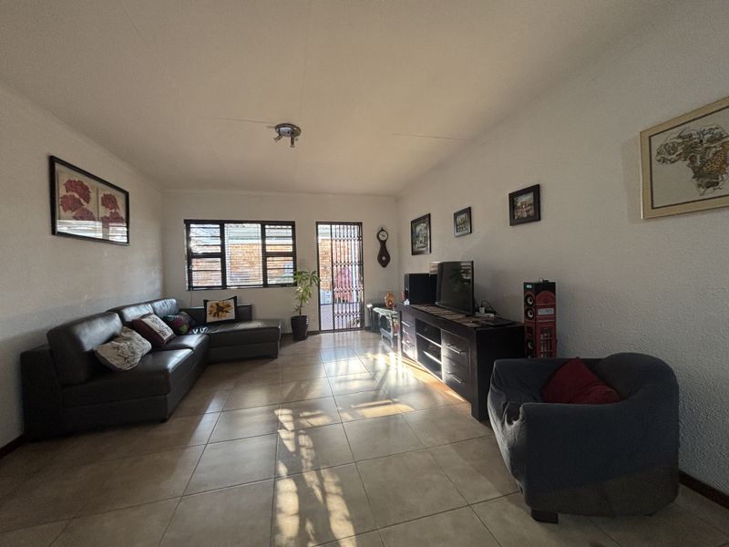 Charming 3-bedroom simplex for sale in Beyers Park, Boksburg—perfect for families seeking comfort! - Photo 8