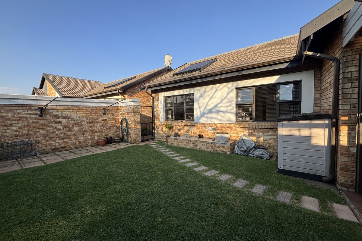 Charming 3-bedroom simplex for sale in Beyers Park, Boksburg—perfect for families seeking comfort! - Photo 4