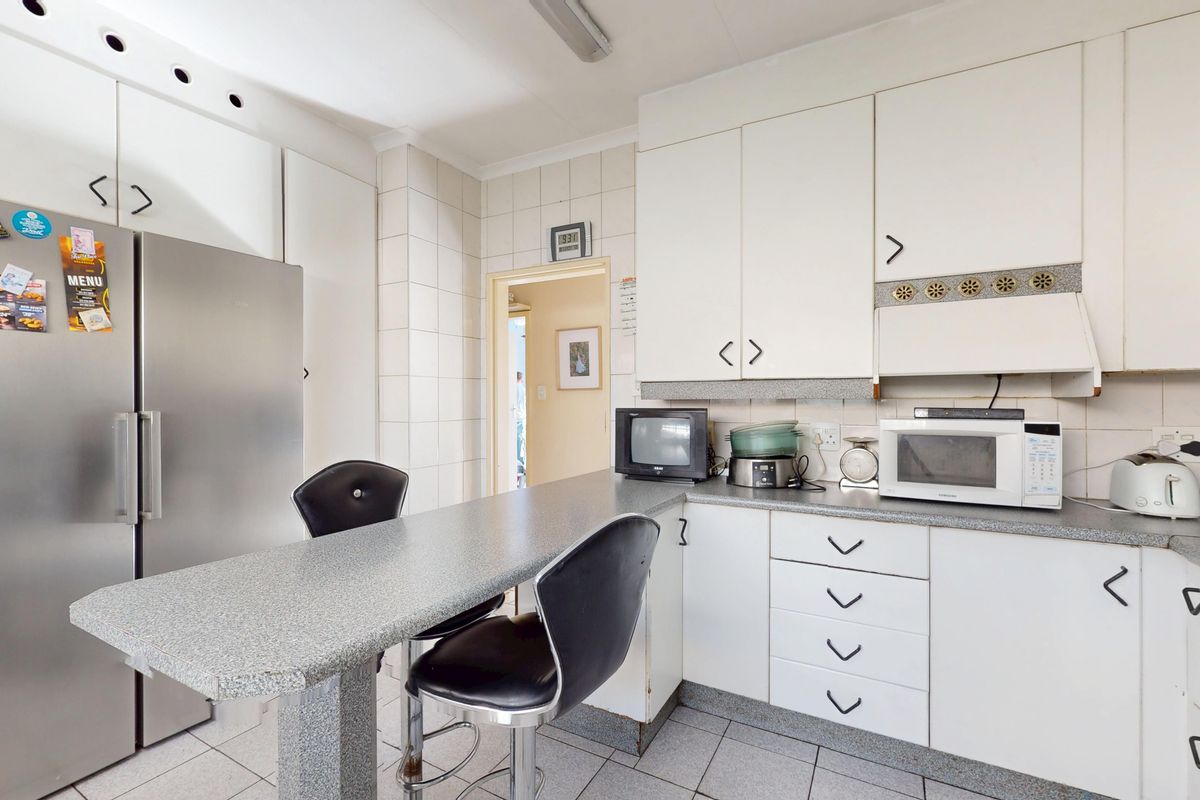 Harcourts Live Luxury Non-Distressed Auction Bidding to Start From R1 100 000 - Photo 3