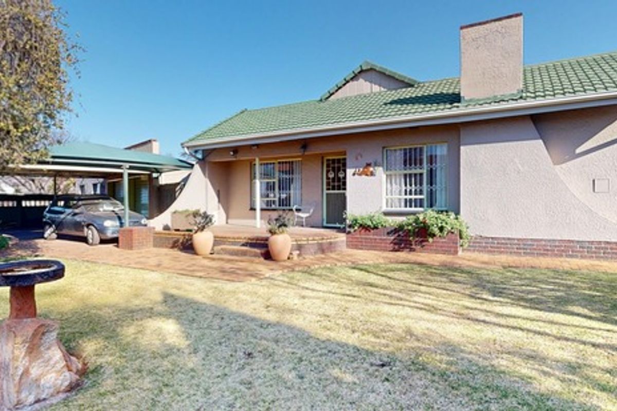Harcourts Live Luxury Non-Distressed Auction Bidding to Start From R1 100 000 - Photo 2