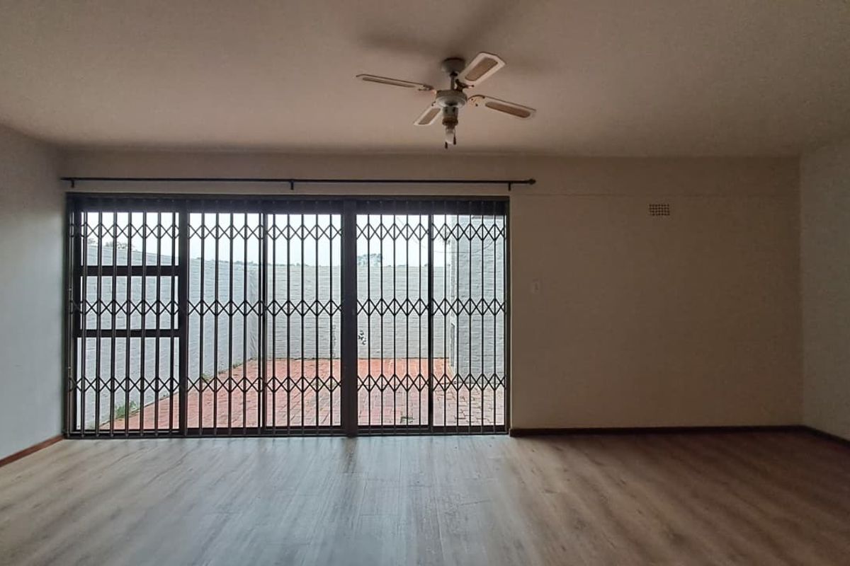 Spacious and well-maintained 3-bedroom townhouse ! - Photo 4