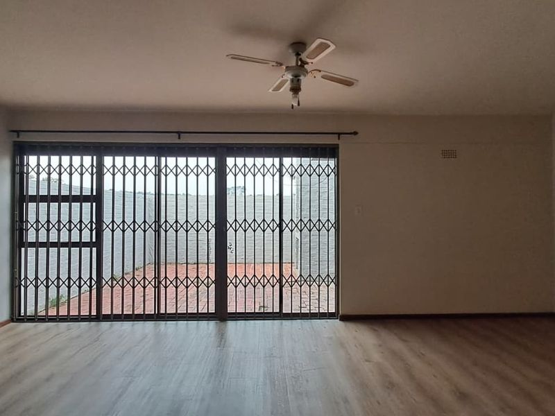 Spacious and well-maintained 3-bedroom townhouse ! - Photo 4