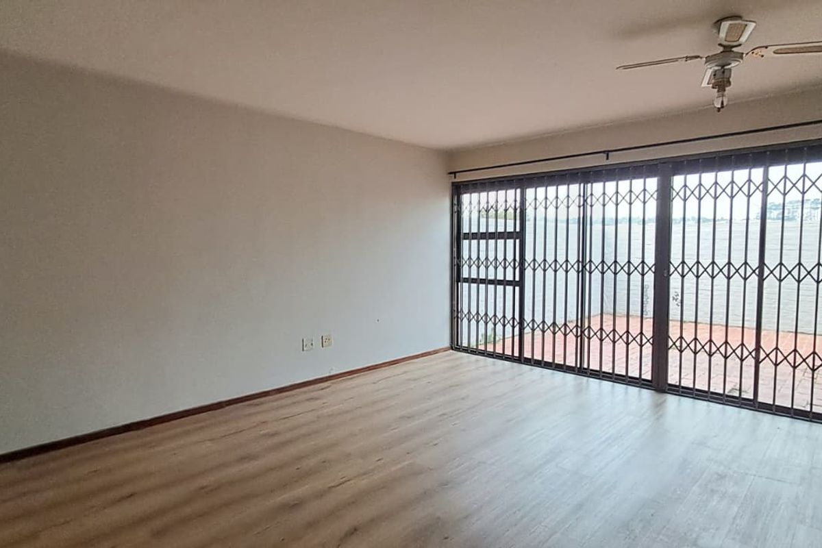 Spacious and well-maintained 3-bedroom townhouse ! - Photo 5
