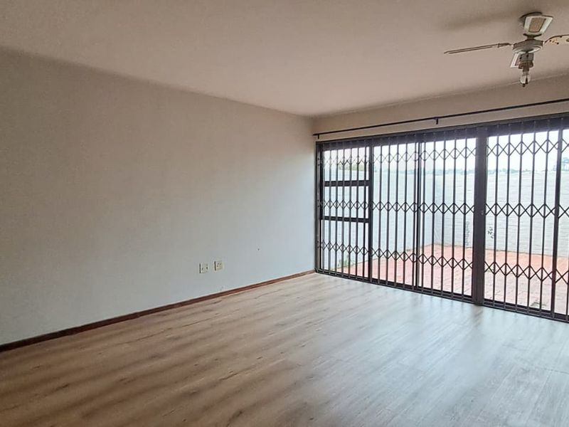 Spacious and well-maintained 3-bedroom townhouse ! - Photo 5