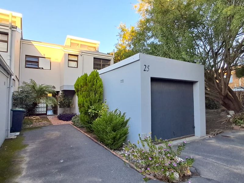 Spacious and well-maintained 3-bedroom townhouse ! - Photo 1