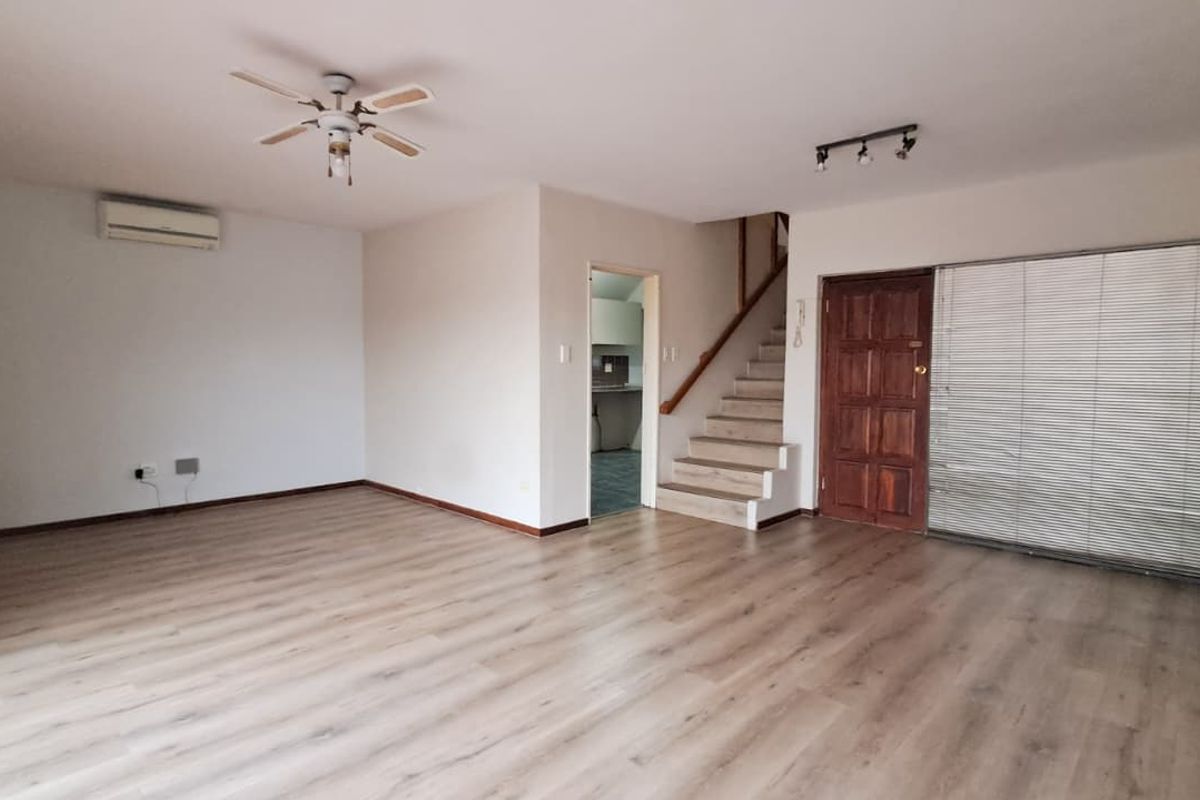 Spacious and well-maintained 3-bedroom townhouse ! - Photo 2