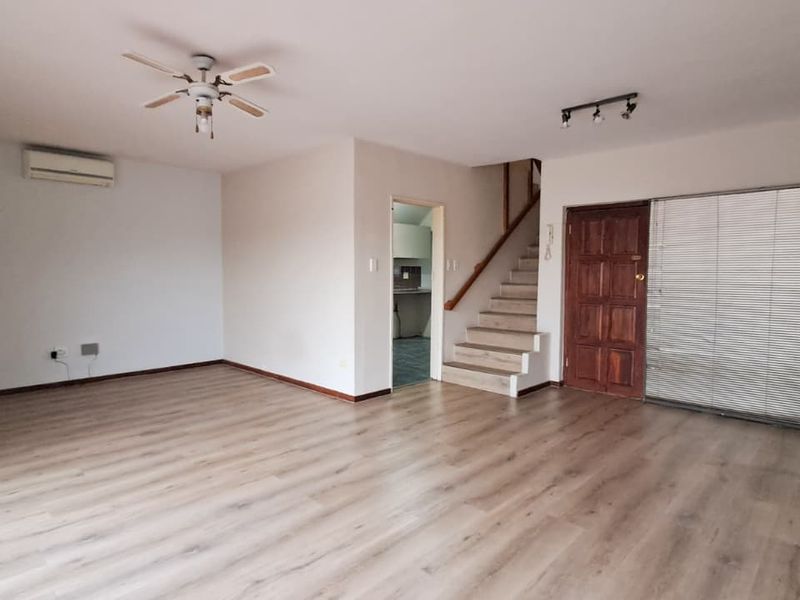 Spacious and well-maintained 3-bedroom townhouse ! - Photo 2