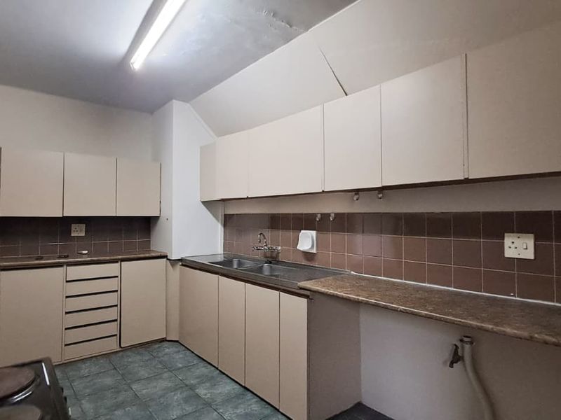 Spacious and well-maintained 3-bedroom townhouse ! - Photo 8