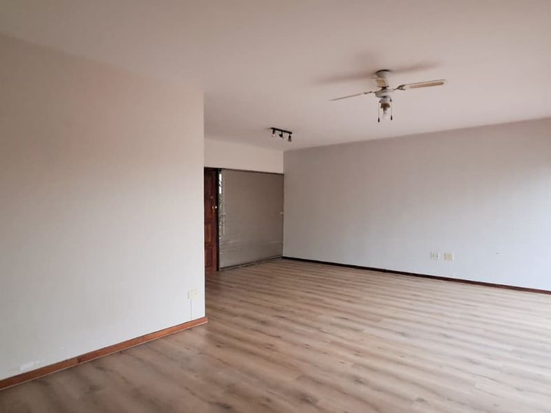 Spacious and well-maintained 3-bedroom townhouse ! - Photo 3