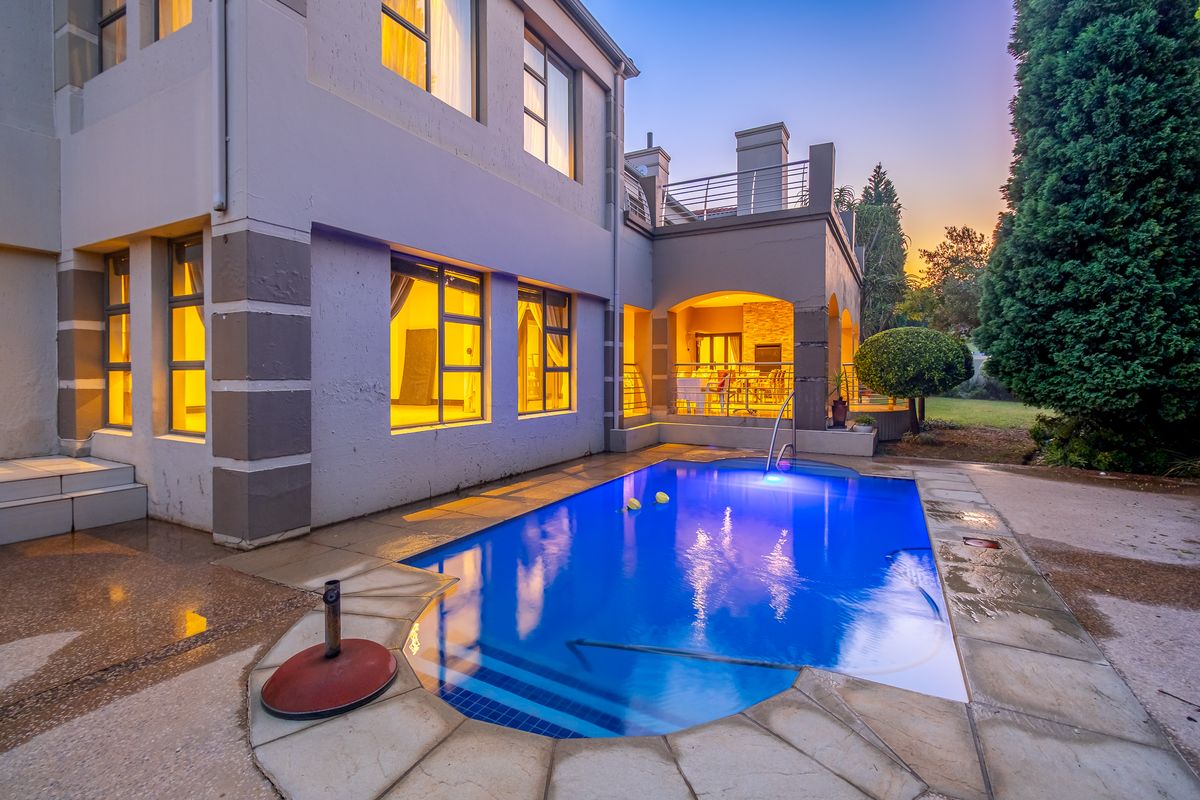 A grand family residence featuring 26 rooms including an event room - Photo 4