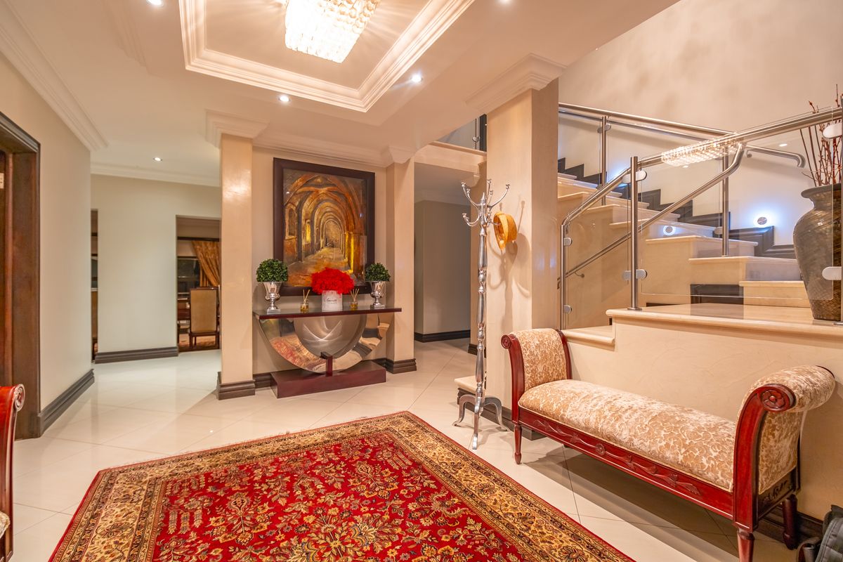 A grand family residence featuring 26 rooms including an event room - Photo 5