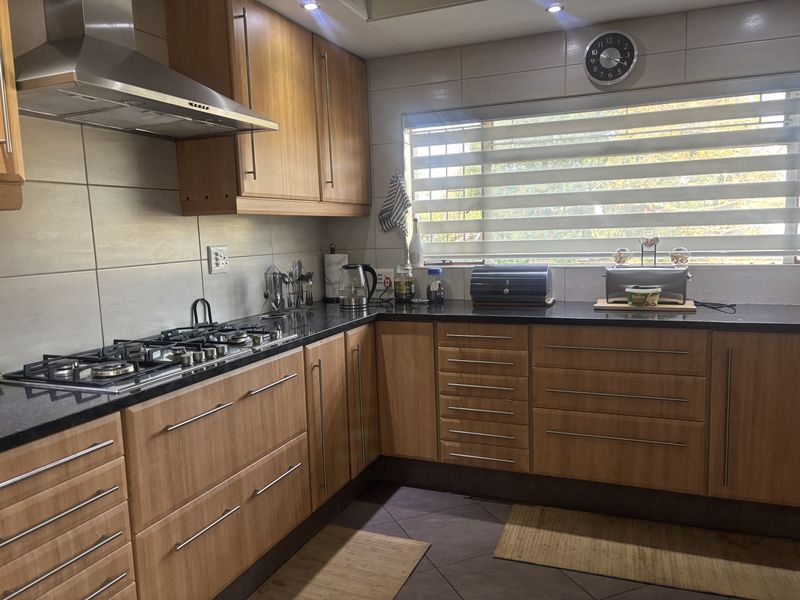 Sunny Home in Established Neighbourhood - Photo 3