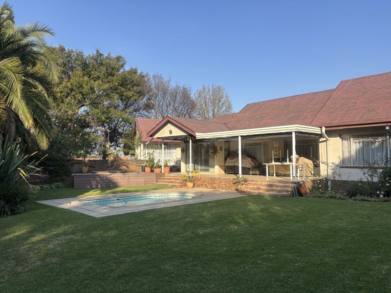 Sunny Home in Established Neighbourhood - Photo 1