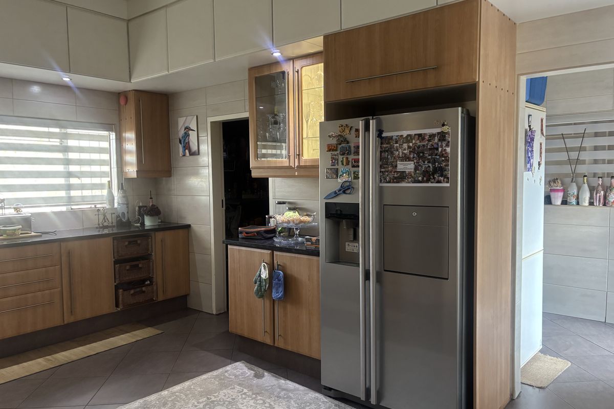 Sunny Home in Established Neighbourhood - Photo 4