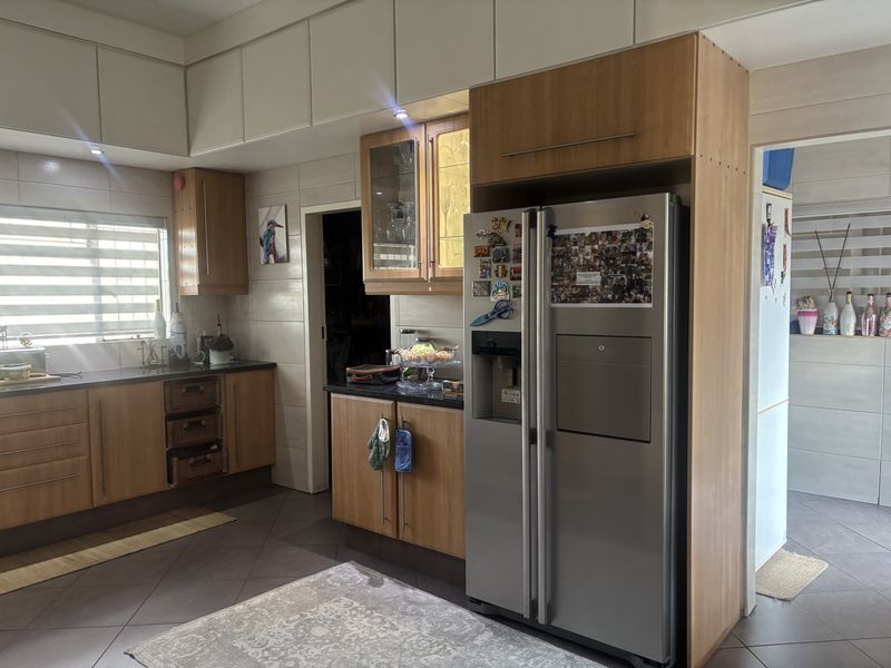 Sunny Home in Established Neighbourhood - Photo 4