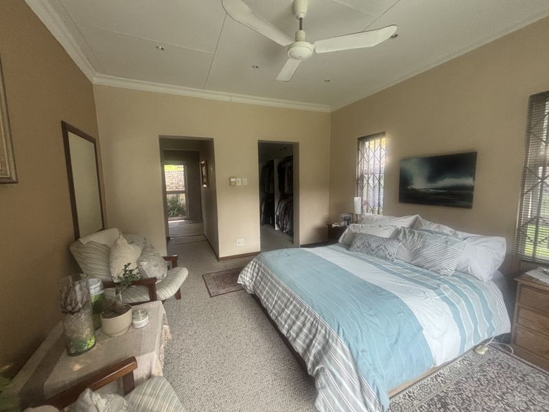 Sunny Home in Established Neighbourhood - Photo 10