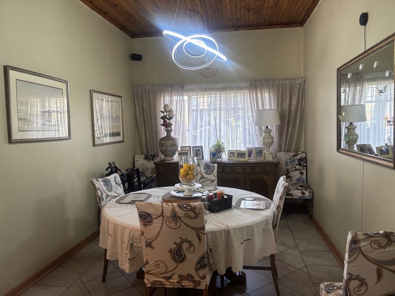 Sunny Home in Established Neighbourhood - Photo 8