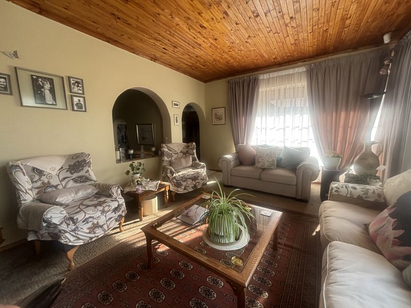 Sunny Home in Established Neighbourhood - Photo 7