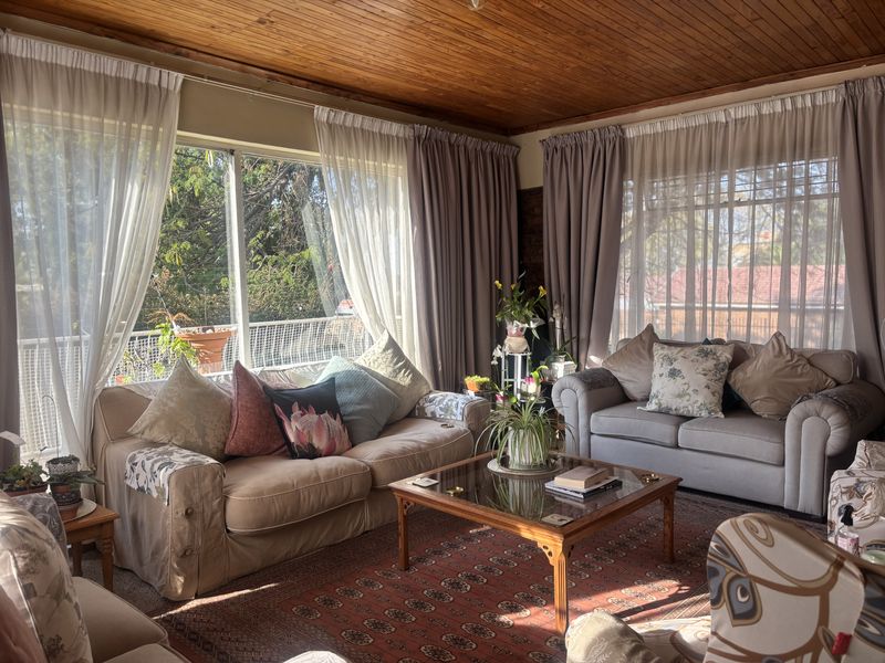 Sunny Home in Established Neighbourhood - Photo 6