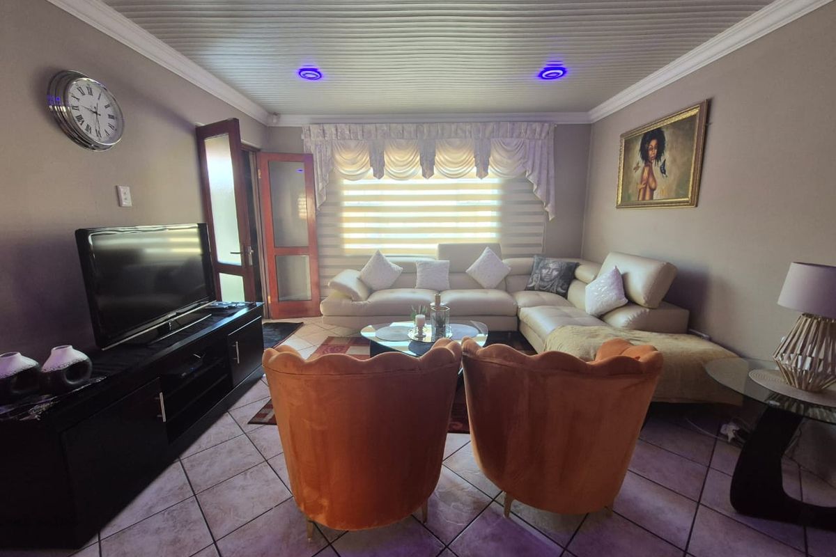 4 Bedroom Gem in Intimate Complex - Photo 3