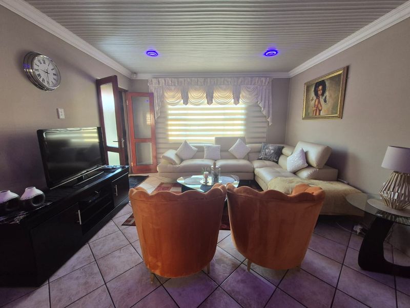 4 Bedroom Gem in Intimate Complex - Photo 3