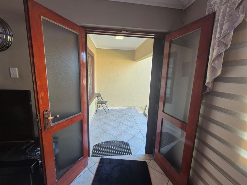 4 Bedroom Gem in Intimate Complex - Photo 1