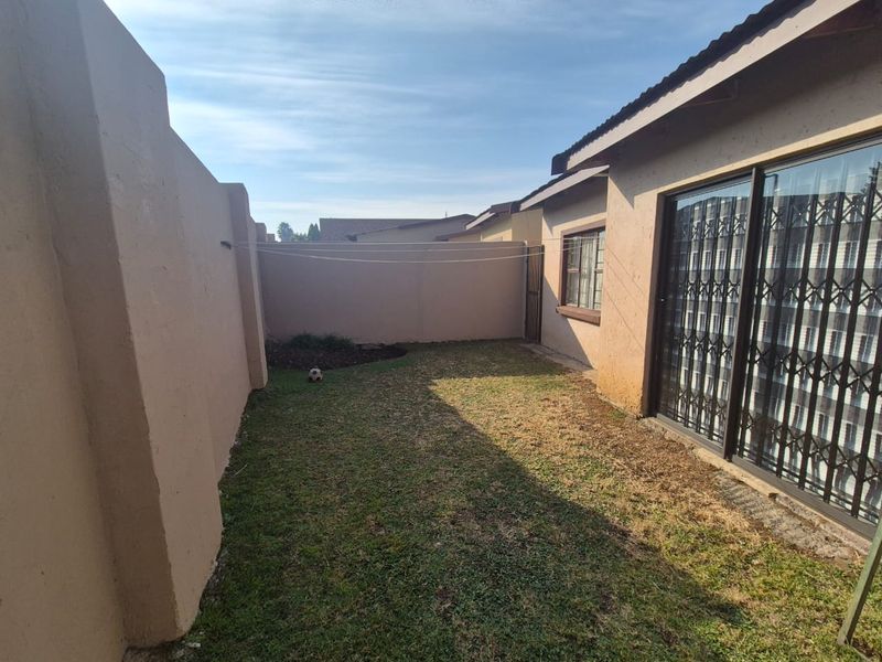 4 Bedroom Gem in Intimate Complex - Photo 10