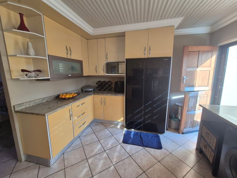 4 Bedroom Gem in Intimate Complex - Photo 9