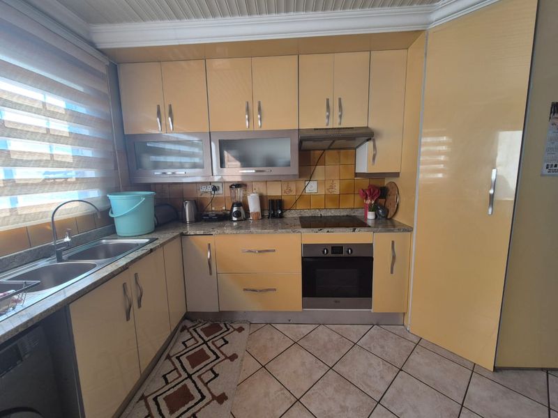 4 Bedroom Gem in Intimate Complex - Photo 8