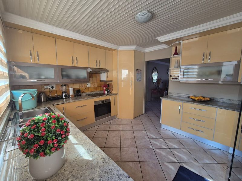 4 Bedroom Gem in Intimate Complex - Photo 7
