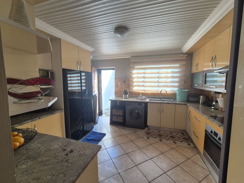 4 Bedroom Gem in Intimate Complex - Photo 6
